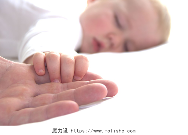 握着妈妈手睡觉的婴儿睡着的男孩握着父亲的手
